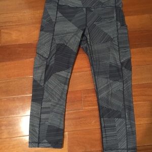 Lululemon EUC Capri pants